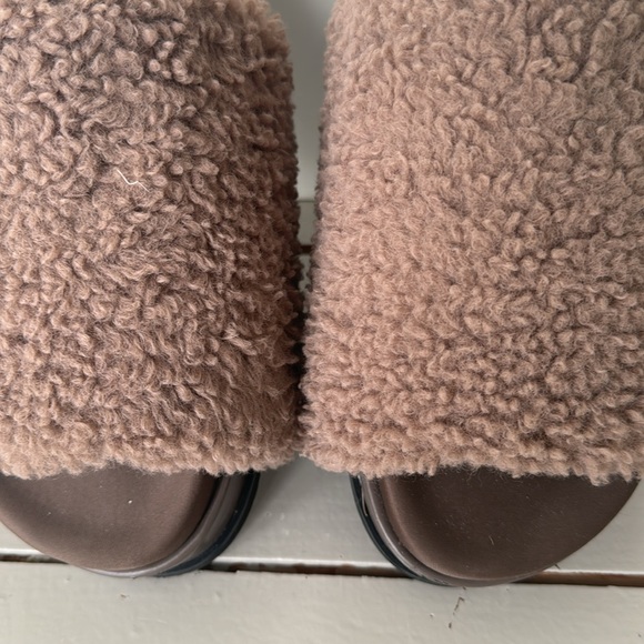 Roam fuzzy platform taupe faux shearling  size 9 excellent condition - Picture 6 of 11